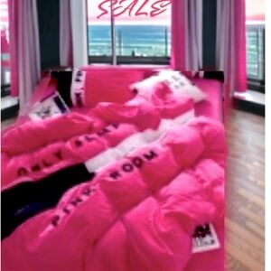 PiNK duvet cover with 2 pillow cases.